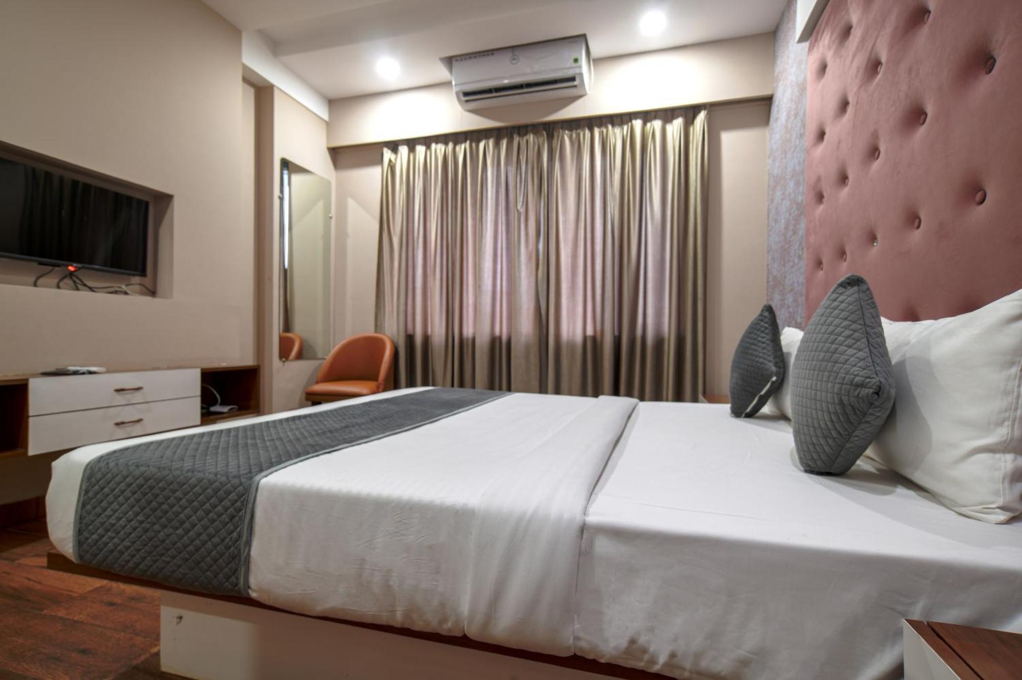 Hotel Miracle 2Km From Mahakal Temple Ujjain Zewnętrze zdjęcie